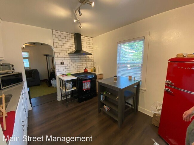 Building Photo - 2 br, 1 bath House - 1354 E Walnut St.
