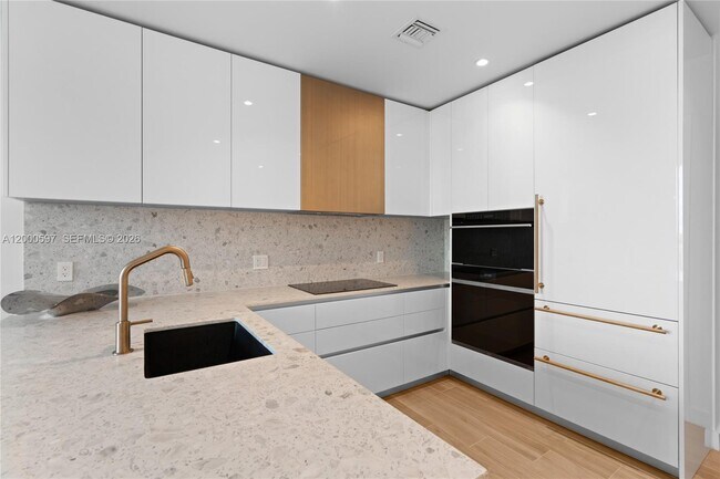 Building Photo - 2678 Tigertail Ave