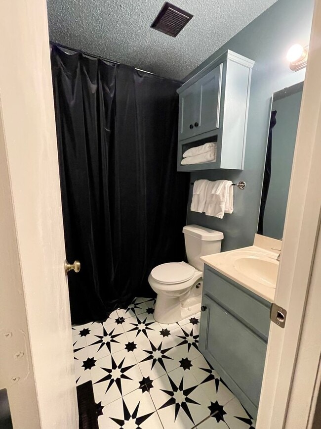 Building Photo - 2 Bedroom, 2.5 Bath, Fully Furnished Walking Distance to Campus