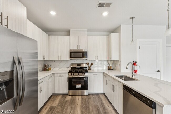 Building Photo - 140 W Webster Ave