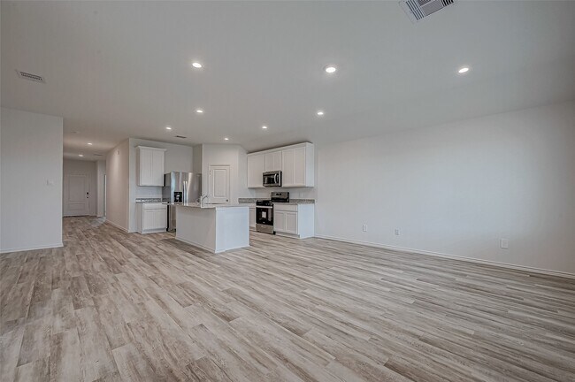 Building Photo - 5034 Balcolm Dr