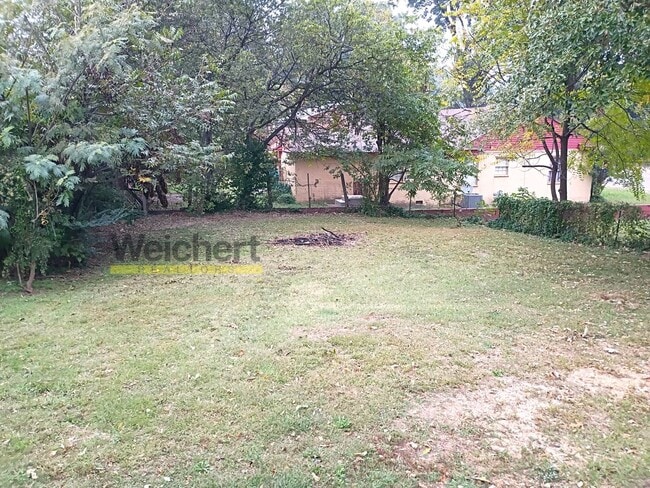 Building Photo - Charming 2BR/1BA Home with Spacious Backyard