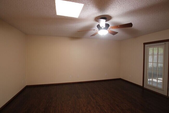 Building Photo - Beautiful 3 Bed 2 Bath Home in Tyler's Azalea District
