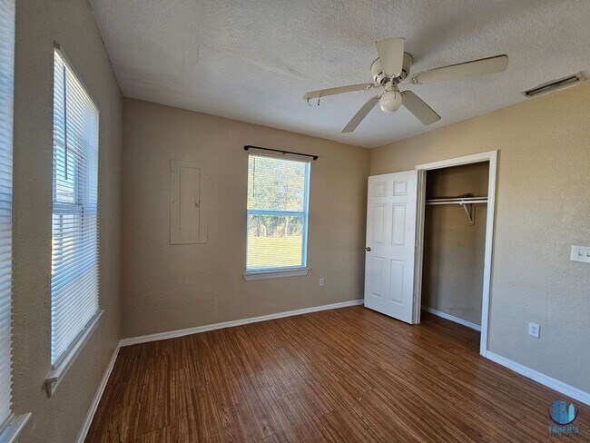 Building Photo - Beautiful 3 Bed | 2 Bath HOME on a DOUBLE LOT located in central Lakeland for rent and available ...