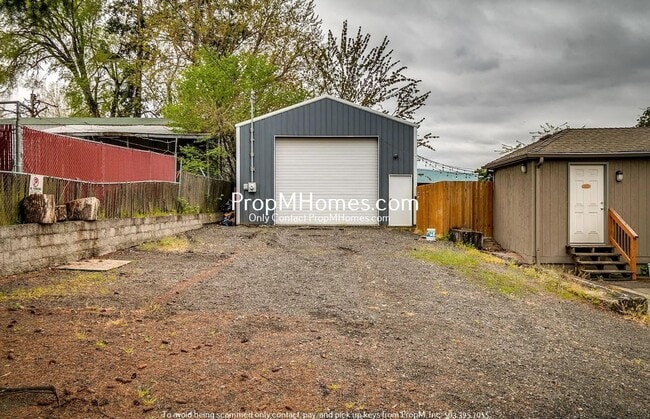 Building Photo - Rare Find - 3 Bedroom in Cully w/ Rentable...