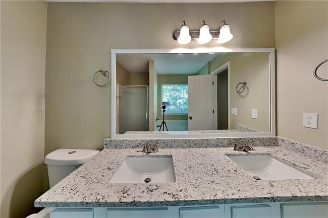 Building Photo - 4220 E Meadow Dr