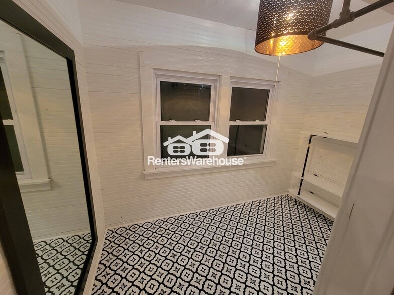 Building Photo - 314 St Olaf Ave