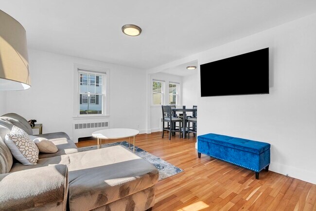 Building Photo - 907 Adams St