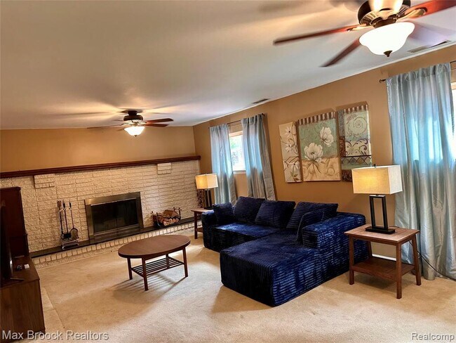 Building Photo - 6942 Leslee Crest Dr