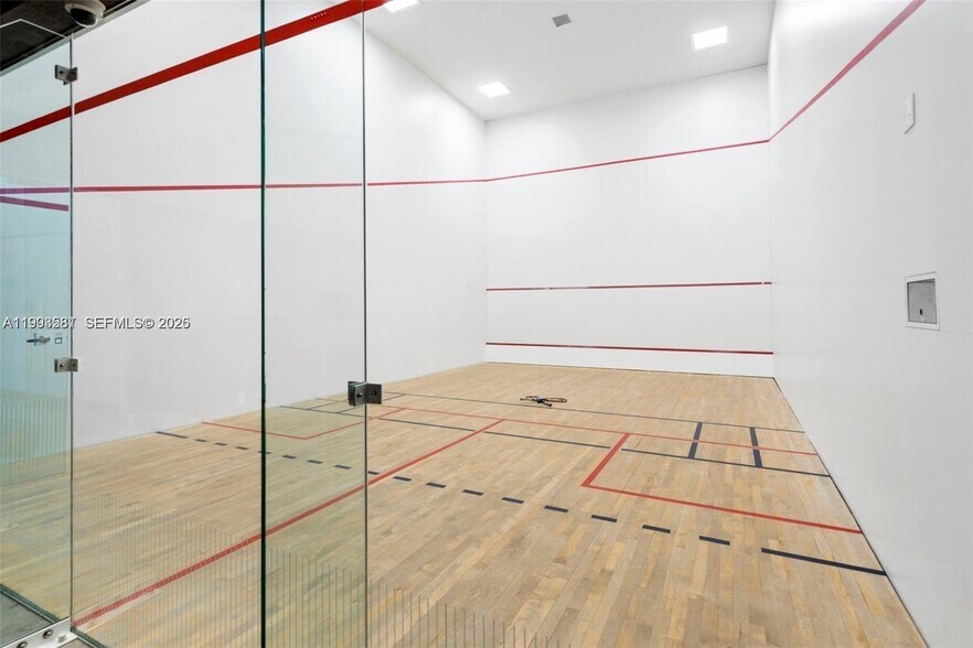 Building Photo - 1010 Brickell Ave