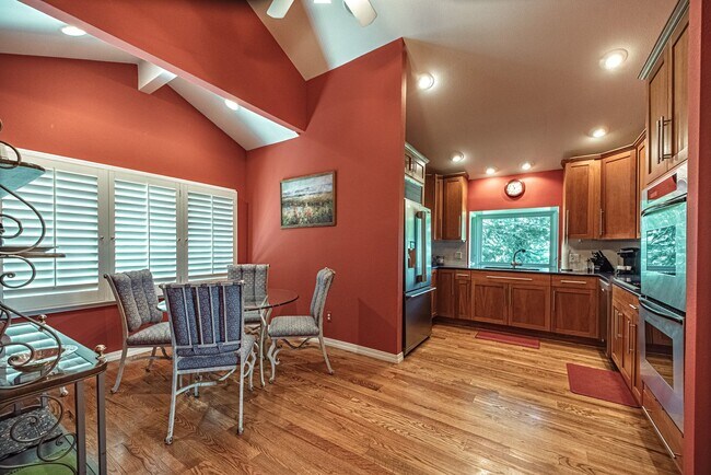 Building Photo - Luxury Living at Camels RIdge