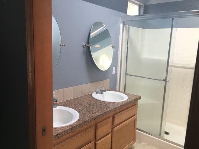 Building Photo - 3 Bedroom Ranch, 2 Car Garage, Air Conditi...