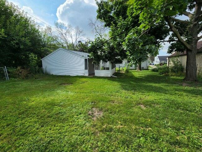 Building Photo - Great NE 3 bedroom 1.5 bath Near Center Po...