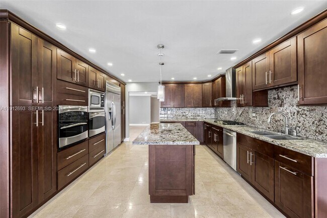 Building Photo - 633 Solar Isle Dr