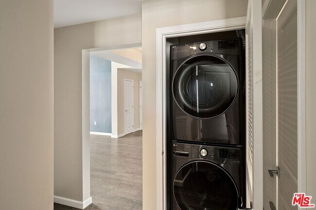 Building Photo - 1625 Granville Ave