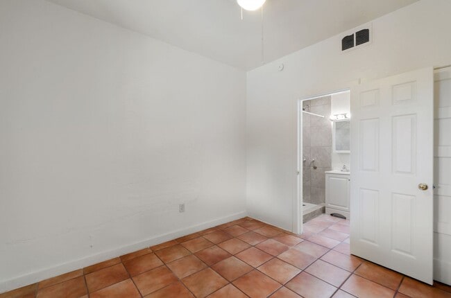 Building Photo - 1030 N Tucson Blvd