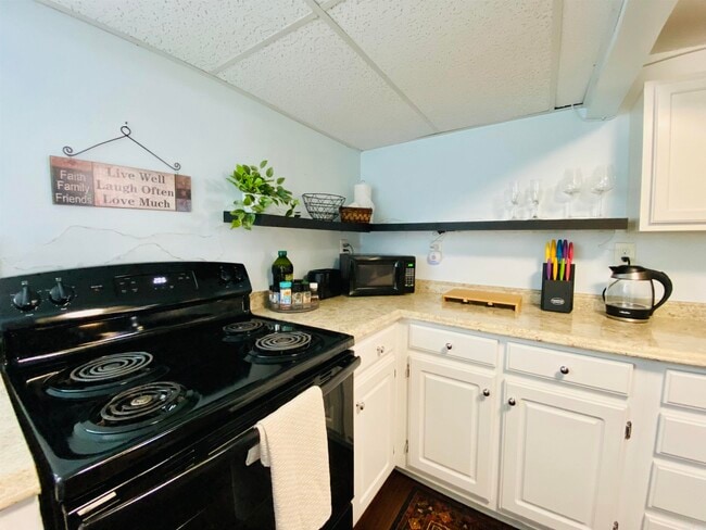 Building Photo - 1305 Stratford Ave