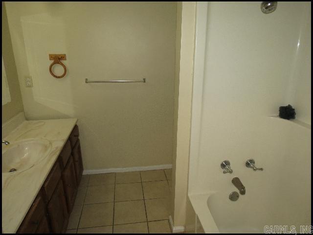 Building Photo - 2116 Peach Tree Dr
