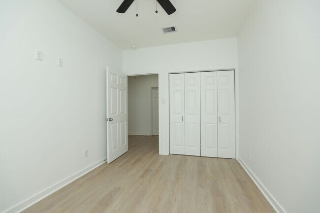 Building Photo - For Lease | 3 Bed, 2 Bath |1,350 Sq Ft |Tr...