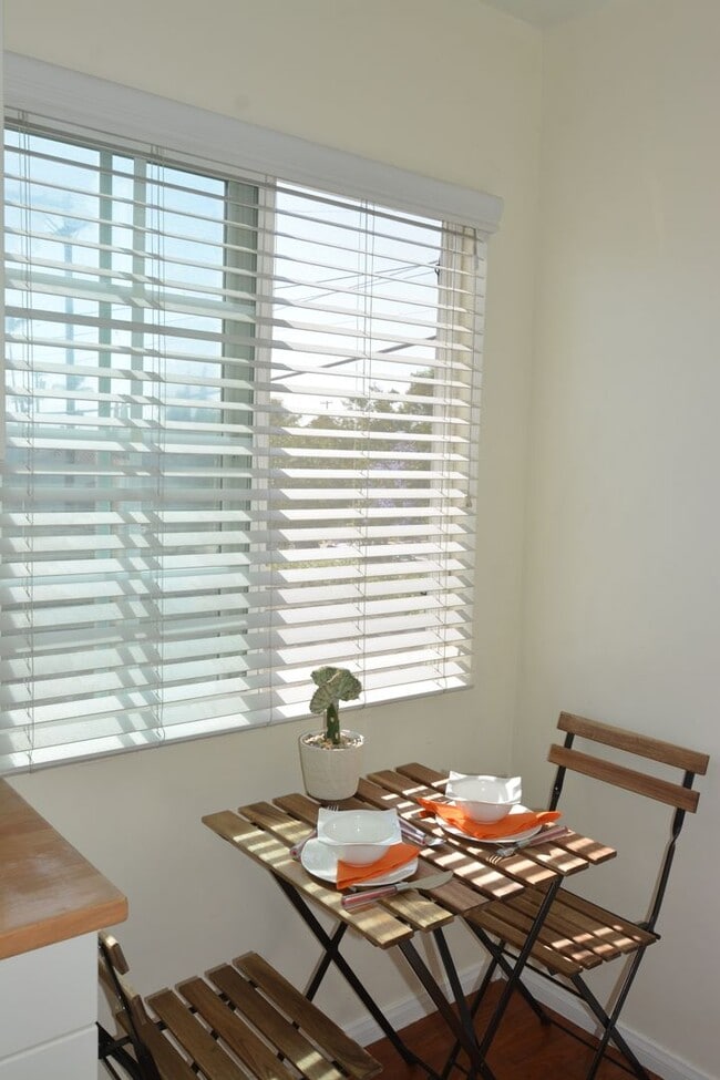 Building Photo - Kensington_Upper level Spacious 1Bed 1Bath reserved parking