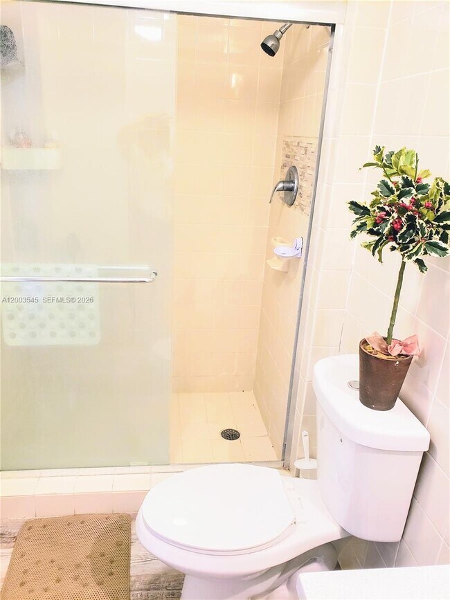 Building Photo - 3101 N Country Club Dr