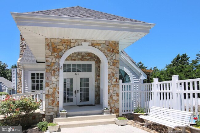 Building Photo - 455 Fortress Way