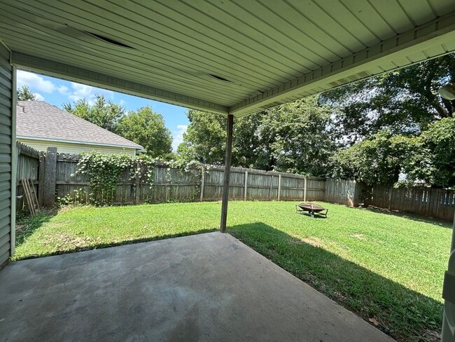 Building Photo - PRE-LEASING 3 Bedroom 2 Bath Extremely close to Wedington Exit !