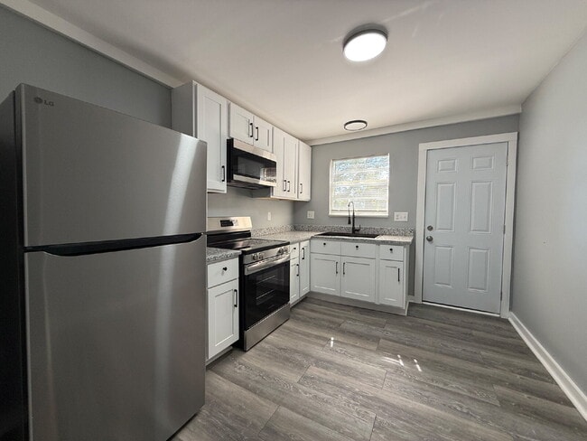 Building Photo - 1/2 off one month!!!  Call for details, Section 8 accepted. 2-Bedroom Apartment in Huntsville - P...