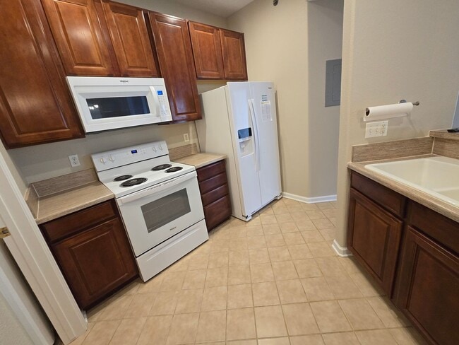 Building Photo - Fresh 2 bedroom, 2 bathroom condo located in Meadows on the Parkway in the heart of Boulder.