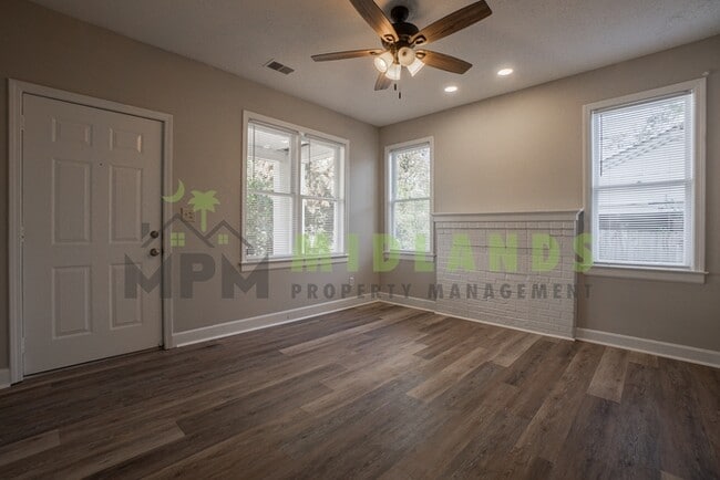 Building Photo - 928 Columbia College Dr