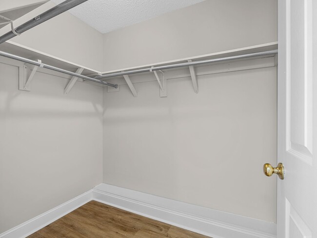 Building Photo - Freshly Renovated 2 BR, 2 BA Townhome, Loc...