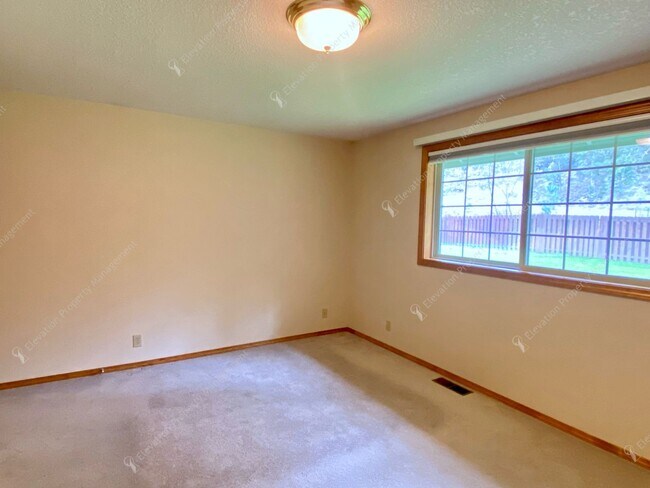 Building Photo - 3081 NE Purcell Blvd