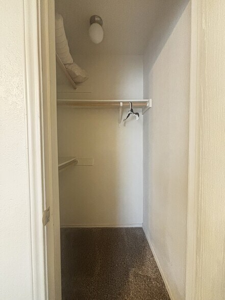 Building Photo - 409 Creek St