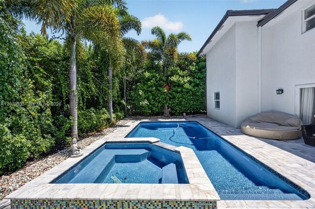 Building Photo - 542 N Cypress Dr