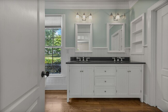 Building Photo - AVAILABLE NOW-- 4-Bed/5-Bath in the heart ...