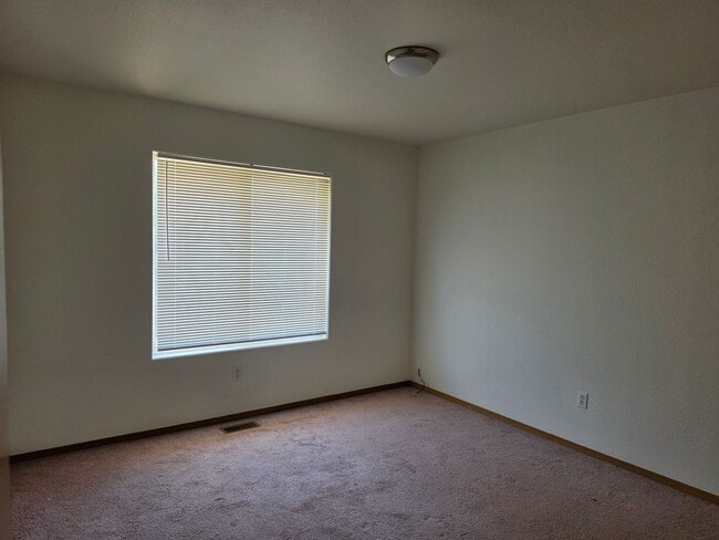 Building Photo - ALL PROSPECTIVE TENANTS MUST SUBMIT A $58 NON-REFUNDABLE APPLICATION FEE PER APPLICANT ONLINE AND...