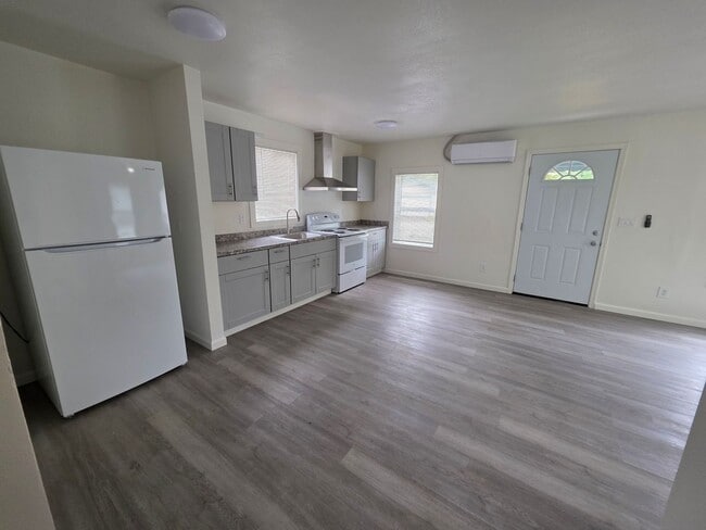 Building Photo - 2 bed 1 bath home close to town.