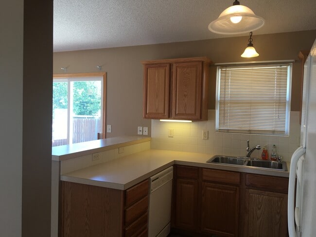 Building Photo - 2218 E Carriage Dr