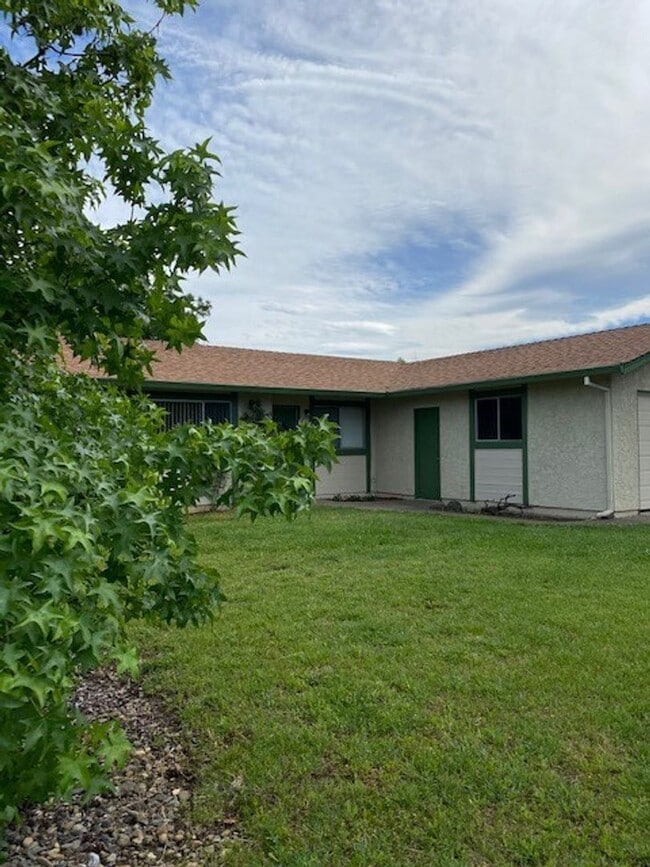 Building Photo - Nice North Redding Home!