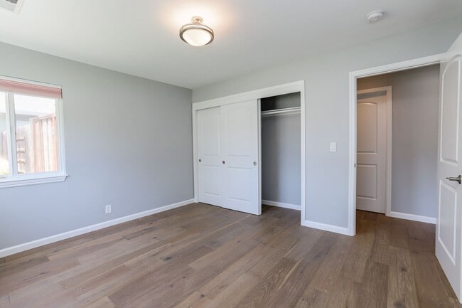 Building Photo - 4 Bed / 2 Bath Updated Redwood City Home w...
