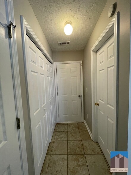 Building Photo - 2345 Delfern Dr