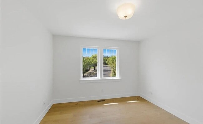 Building Photo - Spacious Custom Built Home in NW Corvallis