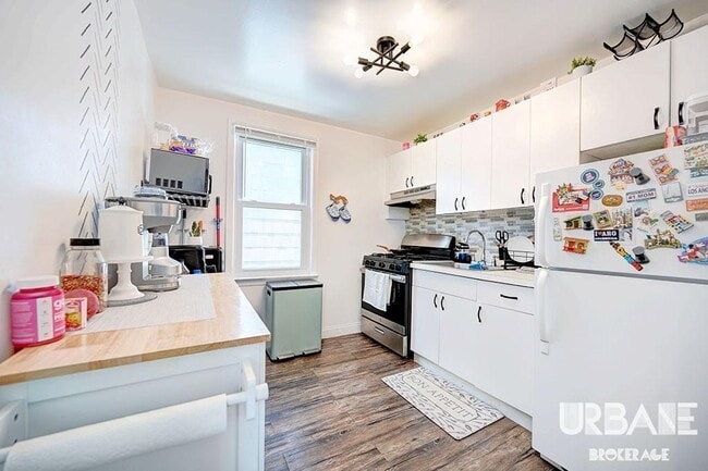 Building Photo - Stunning Duplex Two Bedroom Duplex