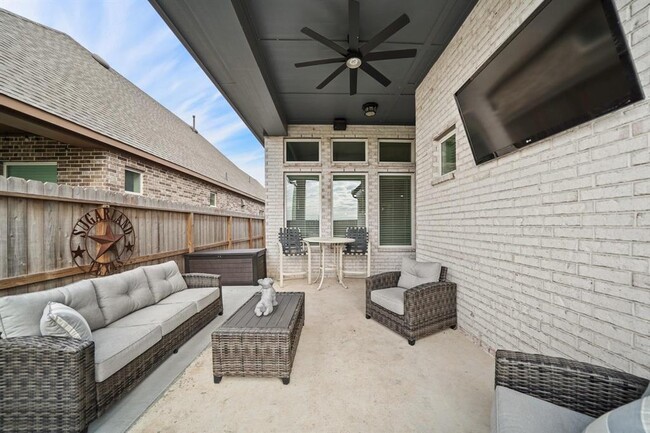 Building Photo - 327 Jolly Ginger Dr