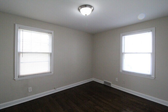Building Photo - November 2025 FREE On This One Bedroom Dup...