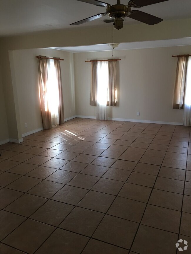 Building Photo - 3 bed 1 bath for rent