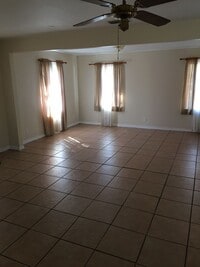 Building Photo - 3 bed 1 bath for rent