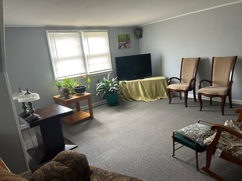 LIVING ROOM - 903 Catherine St