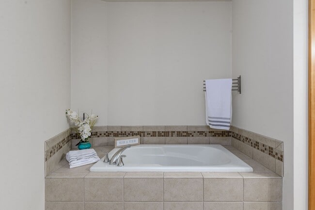 Building Photo - Industrial Style Townhome with attached ga...