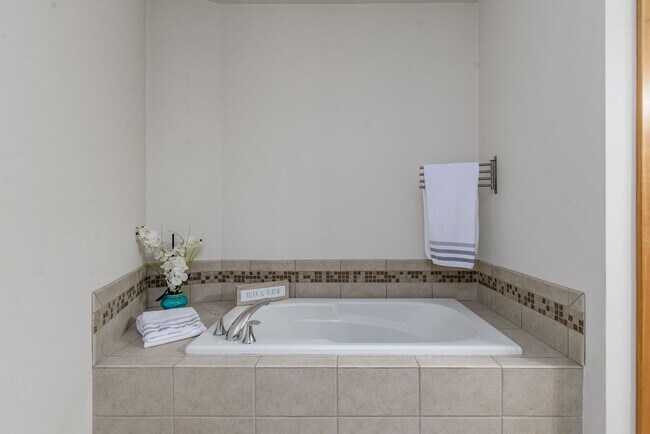 Building Photo - Stunning Downtown Condo